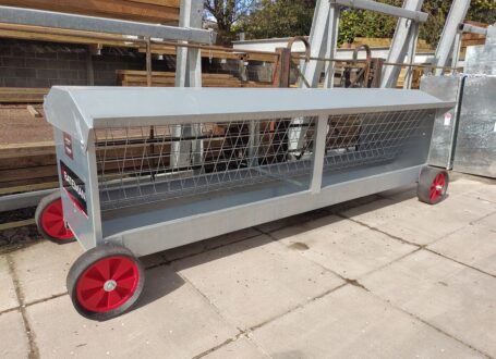 Hay rack on wheels